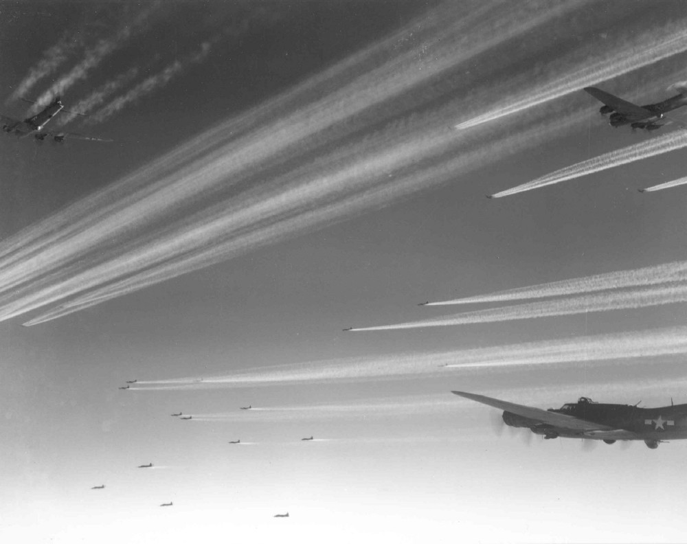 Американские бомбардировщики B-17 «Летающая крепость» из 92-ой бомбардировочной  группы.
