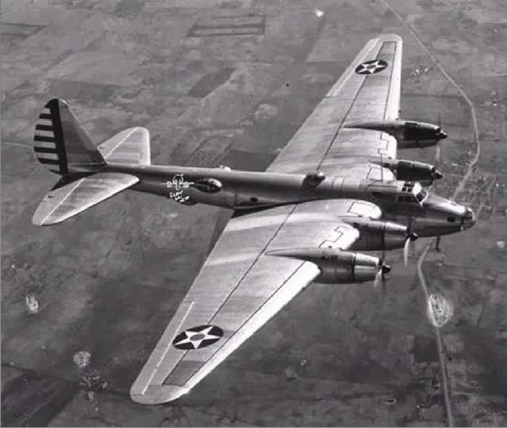 Boeing XB-15 можно назвать «дедушкой Летающей крепости» B-17.