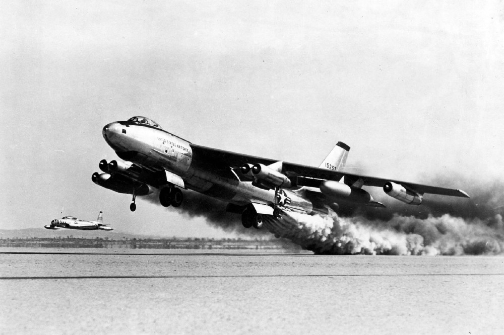 Бомбардировщик Boeing B-47E-65-BW взлетает с помощью ракетных ускорителей