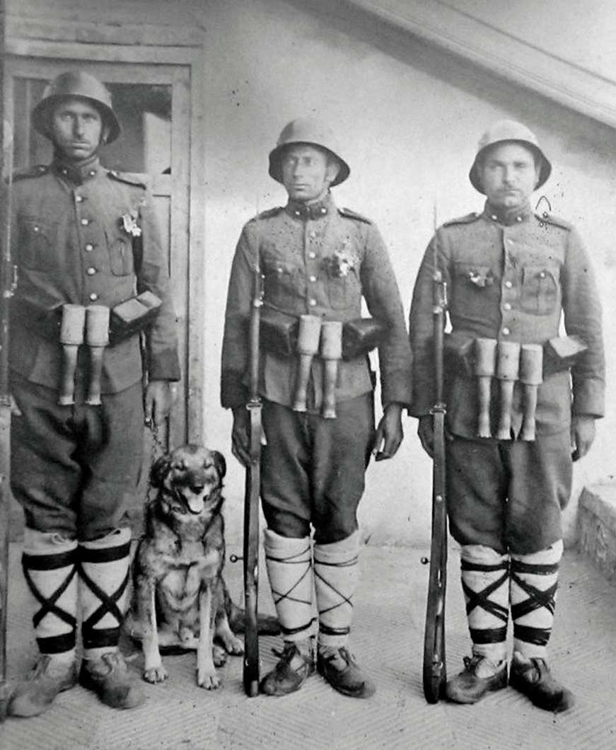 Солдаты болгарской армии 1914-1918 г.г. Обратите внимание на традиционную обувку - царвули