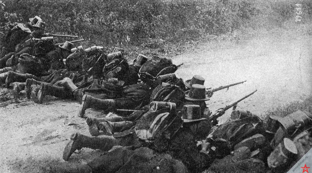 Бельгийские стрелки ведут огонь по немецким солдатам, 1914 г.