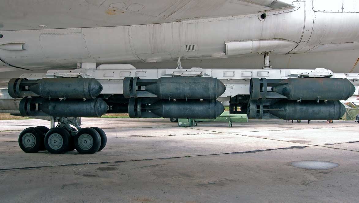 Авиабомбы ФАБ-500 на внешней подвеске бомбардировщика Ту-16