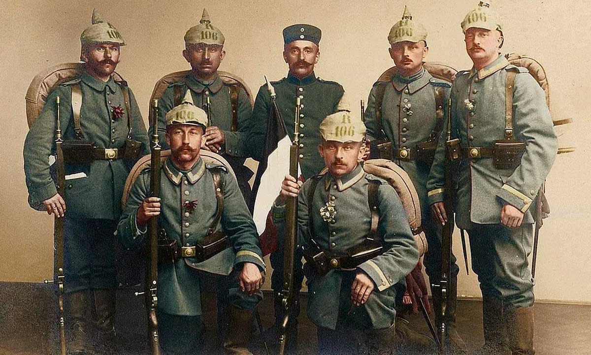Широко известные «пикенхельмы» - остроконечные шлемы германской армии 