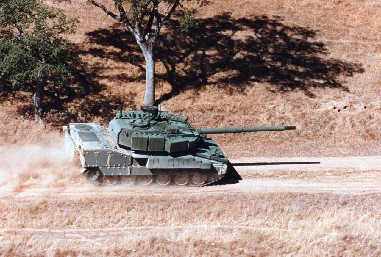 Легкий танк M8 AGS с комплектом   дополнительной брони, вид сбоку