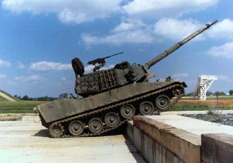 Легкий танк М8 AGS (105mm Armored Gun System)