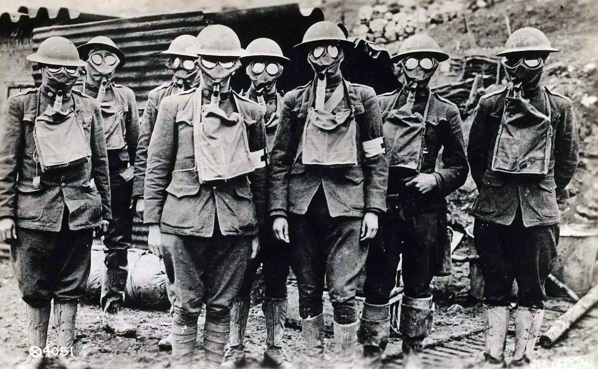 Английские солдаты Первой Мировой войны в противогазах. 