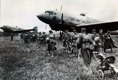 Посадка десанта в транспортные Ли-2