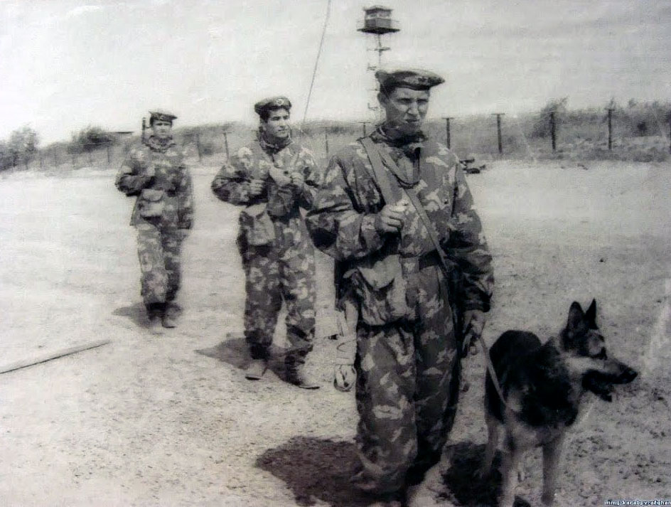 Пограничники с служебными собаками в Афганистане