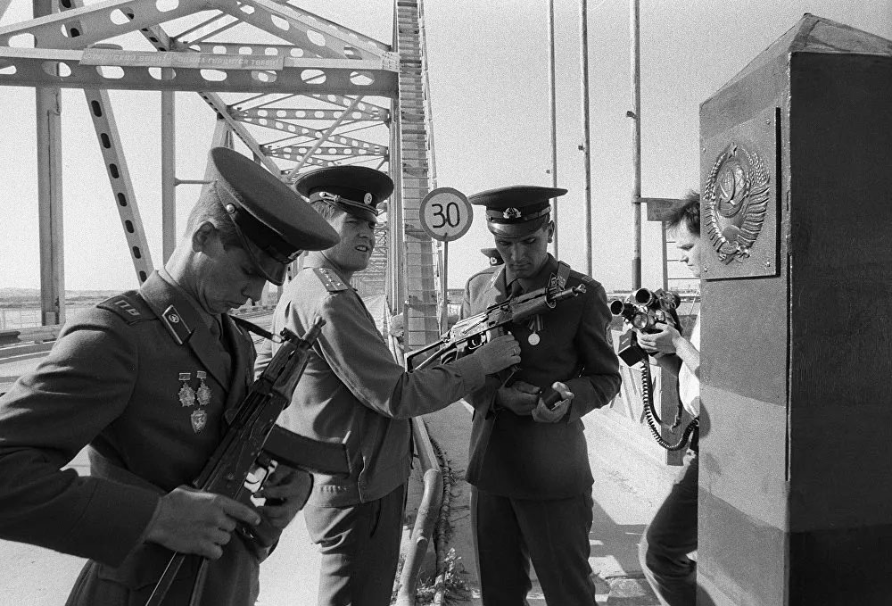 Советские пограничники во время вывода войск из Афганистана 