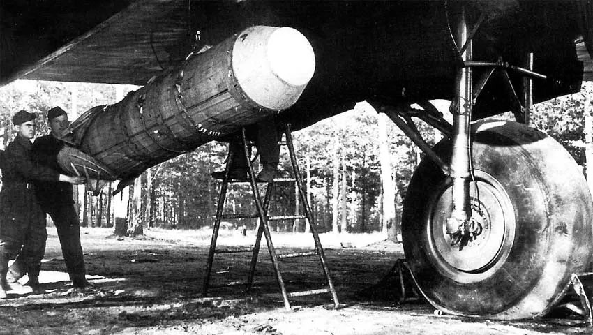 РРАБ-3 под фюзеляжем бомбардировщика Пе-8