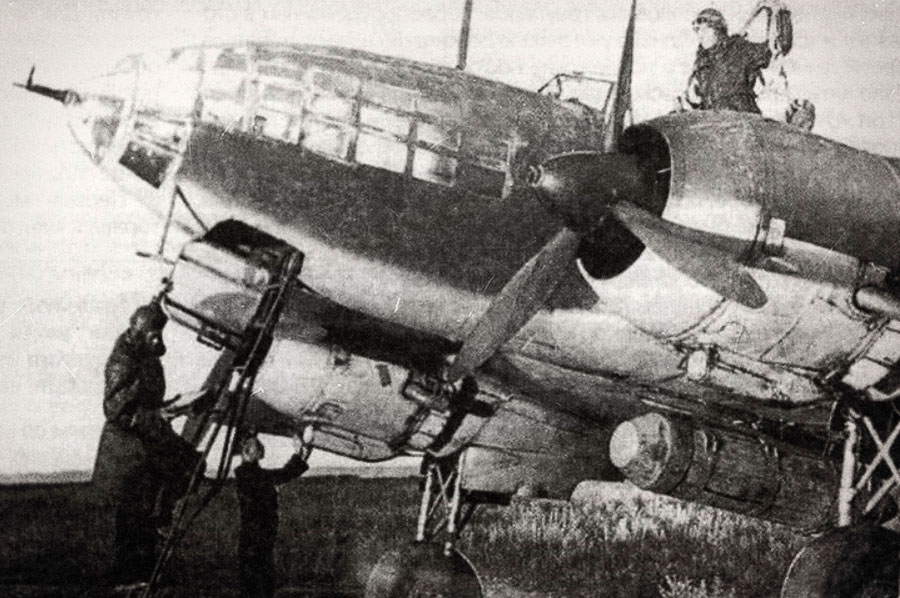Ил-4 с авиабомбой РРАБ на внешней подвеске
