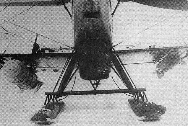 Под правым крылом самолета Р-5 видна ротативная авиабомба РРАБ