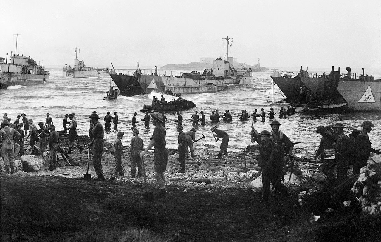 Английские войска высаживаются на побережье Сицилии (пикантности придает тот факт, что на снимке 51-ая высокогорная дивизия)