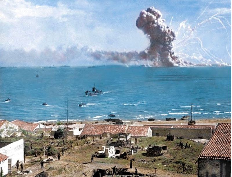 Взрыв американского судна снабжения с боеприпасами (фото колоризовано). Высадка союзников на Сицилию, 1943 г.