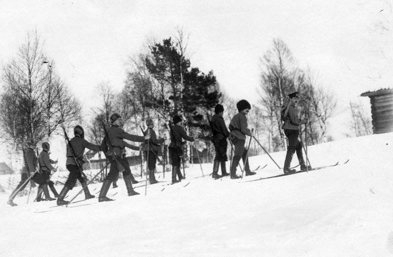 Пограничники... то есть стражники ОПКС на лыжах, 1908 год