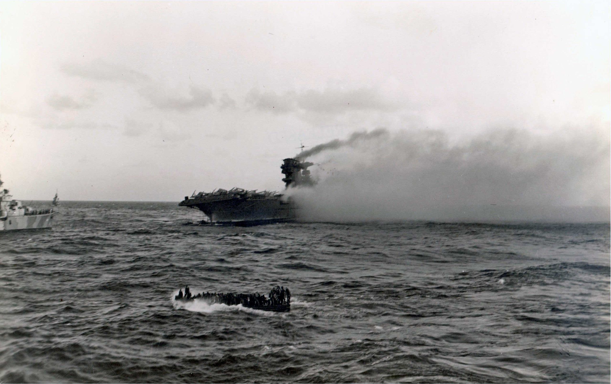 Горящий авианосец «Лексингтон», незадолго до затопления, 1942 год