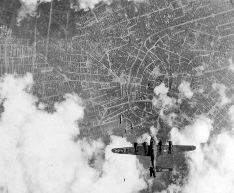 бомба падает на американский бомбардировщик B-17 и отрывает ему хвост