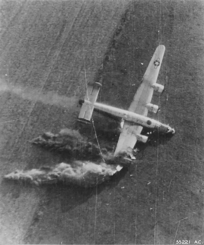 Падение B-24J Liberator на поле в Германии