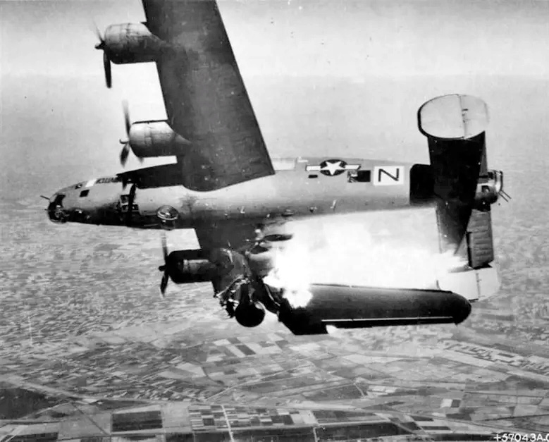 B-24L Либерейтор падает после взрыва в крыле