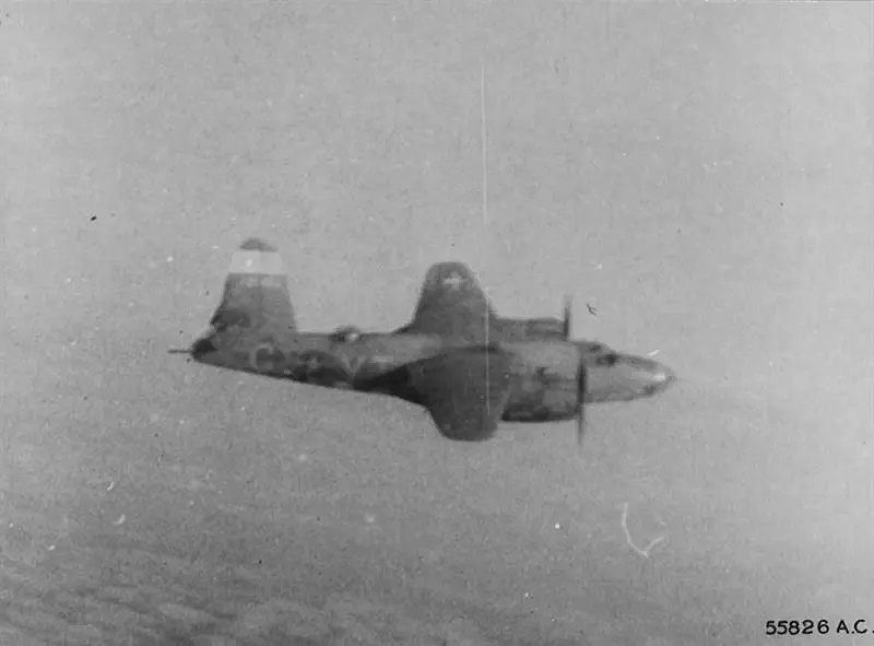 Гибель B-26B Мародер от зенитного огня (1 кадр)
