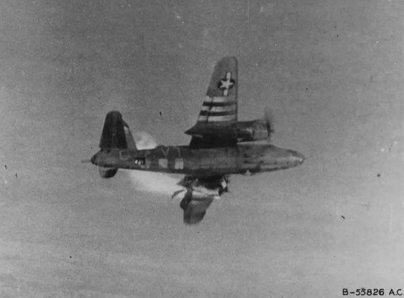 Гибель B-26B Мародер от зенитного огня (2 кадр)