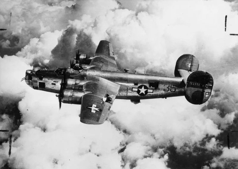 Немецкие истребители атакуют бомбардировщик B-24 (1 кадр)