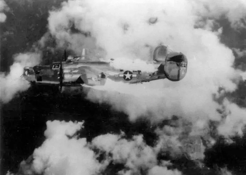 Немецкие истребители атакуют бомбардировщик B-24 (2 кадр)