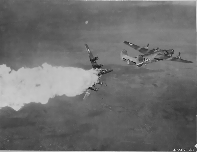 Взрыв бомбардировщика B-24H Liberator в воздухе