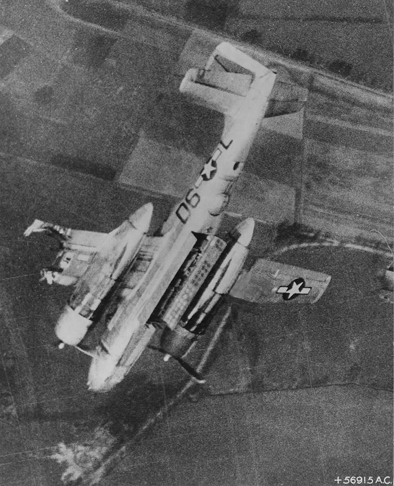Douglas-A-26B падает с оторванным крылом