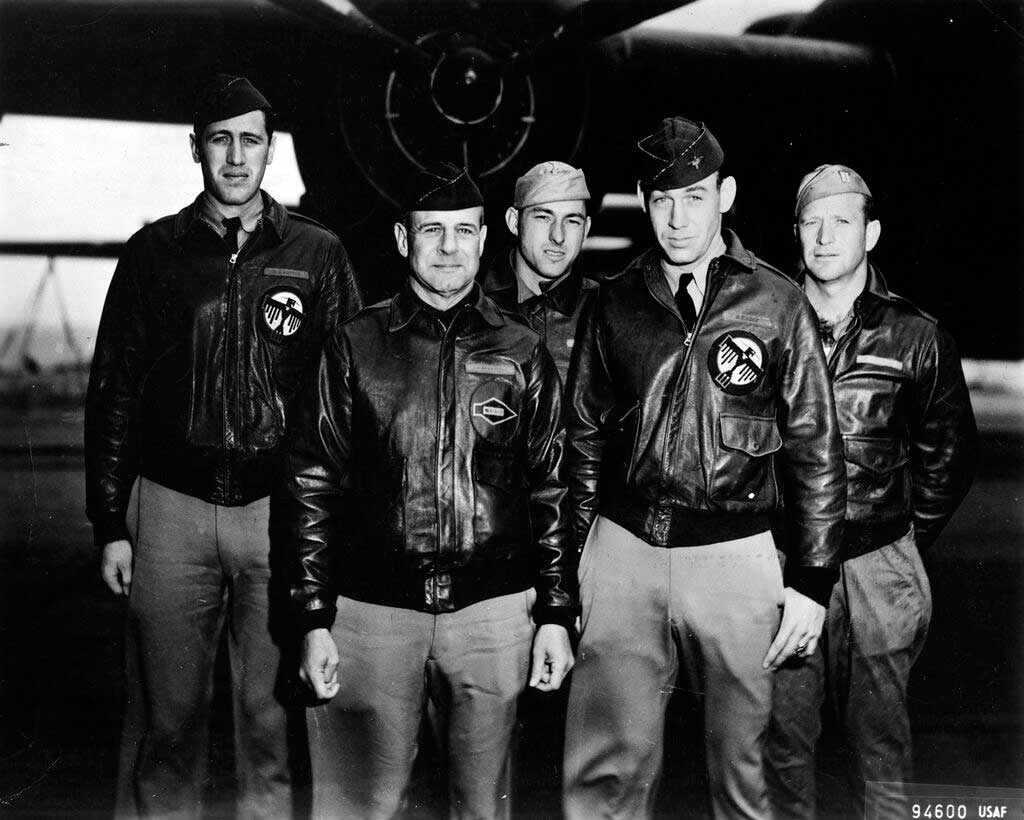 Экипаж самолета перед вылетом: в первом ряду Джеймс Дулиттл (1 пилот), Ричард Коул (2 пилот), во втором: Генри Поттер (штурман), Фред Бремер (бомбардир), Пол Леонард (стрелок).