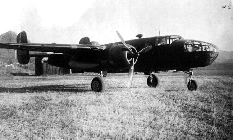B-25 c бортовым номером 40-2242 капитана Э. Йорка, приземлившийся в СССР