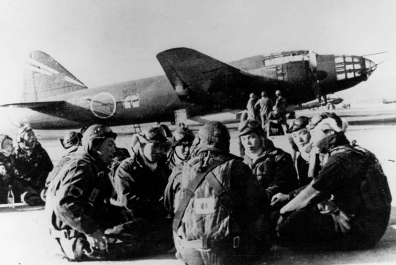 Японский экипаж бомбардировщика G4M «Бетти», видно что к самолету подвешена и ракета Ohka-11