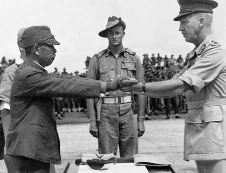 Новая Гвинея, японский генерал-лейтенант Хатазо Адачи передает свой меч австралийскому генерал-майору Х. Робертсону 
