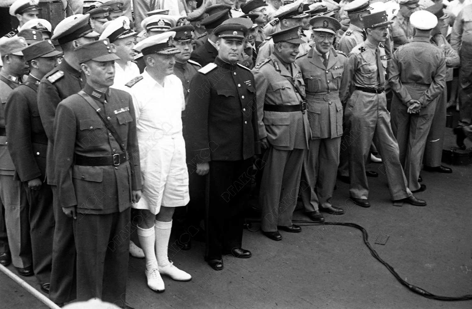 Представители союзных армий перед подписанием капитуляции Японии на борту линкора «Миссури», в центре генерал-лейтенант Кузьма Николаевич Деревянко, представитель СССР