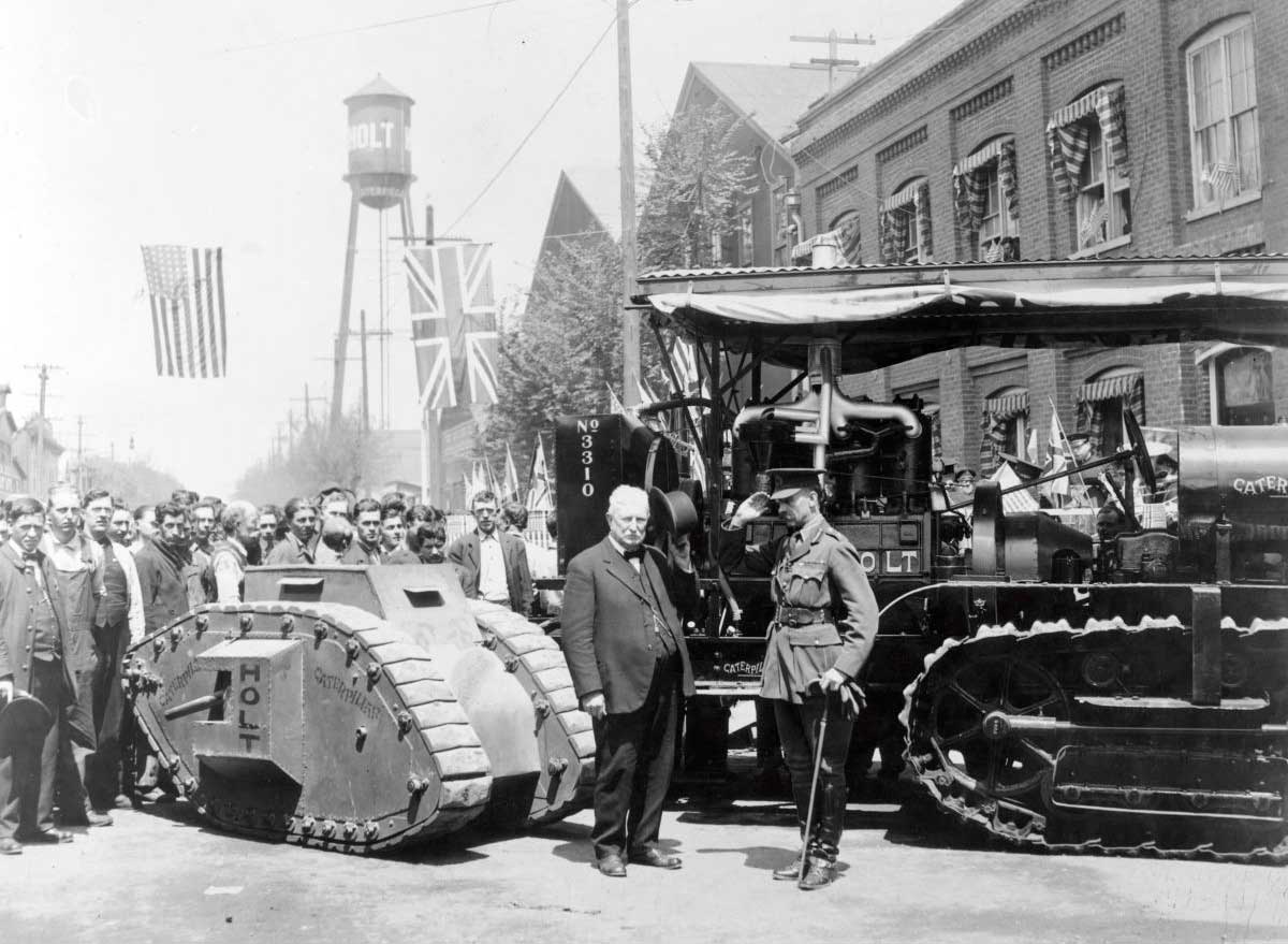 Бравый вояка справа - Эрнест Суинтон (уже генерал), слева - промышленник Б. Холт, ну а неказистая гусеничная штуковина за спиной Суинтона - тот самый трактор «Холт» обр. 1914 года