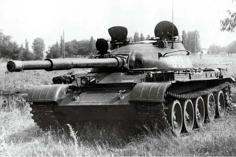 Первый в мире танк с гладкоствольной 115-мм пушкой У-5ТС «Молот», Т-62