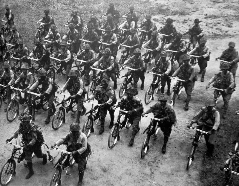 Японские солдаты на велосипедах, боевые действия во французском Индокитае, 1940 г.