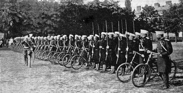 1897 год, Россия, самокатная команда на параде (г.Белосток). 