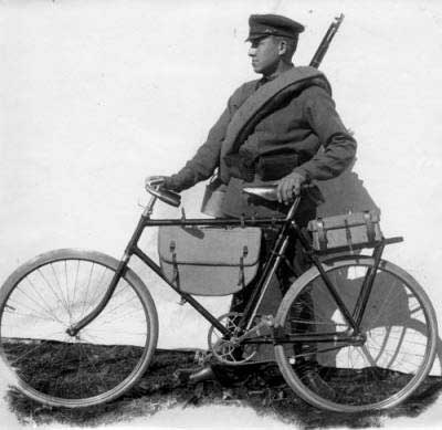 1926 г., советский самокатчик на английском армейском велосипеде BSA