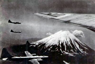 Американские бомбардировщики B-29 «Суперкрепость» над Японией