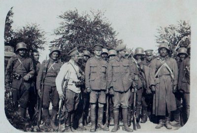 Очень и очень хорошая фотография, многое характеризующая. Нет, это не банда, это болгарская армия времен Первой мировой войны, снаряженная из котого, что было.