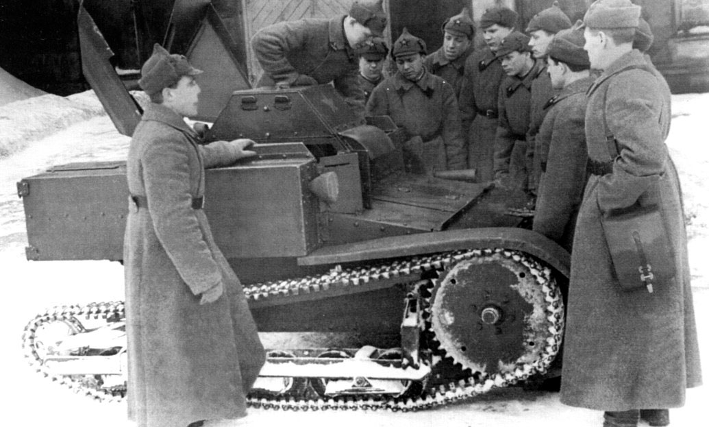 Знакомство личного состава с танкеткой Т-27. Хорошо заметно, какая она на самом деле небольшая по размеру