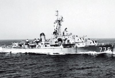 Эсминец класса «Самнер» USS James C. Owens (DD 776). Фото сделано в июне 1952 года, во время Корейской войны. «Оуэнс» был поврежден в бою с береговыми батареями противника в мае 1952 года, трое моряков погибли и пятеро получили ранения.