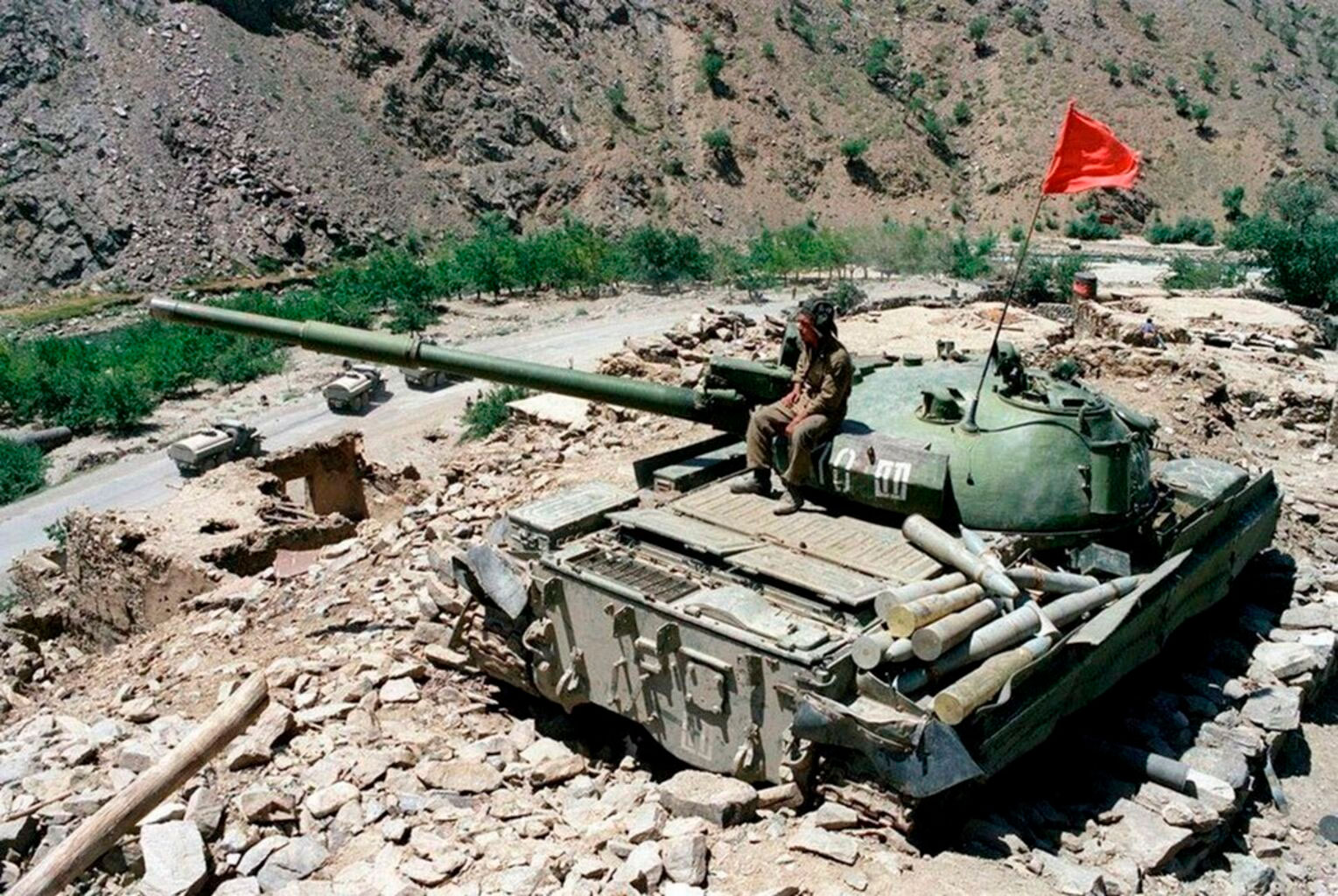 Танк Т-62М в качестве полустационарной огневой точки в горах Афганистана
