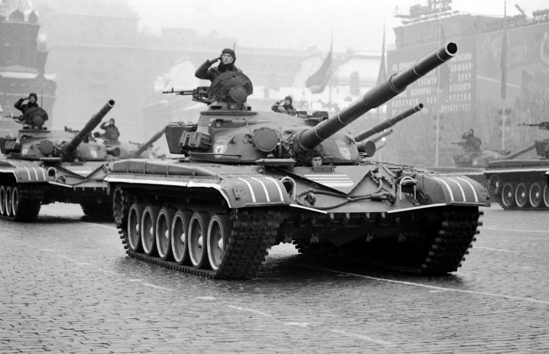 Краткий ответ на поставленный вопрос: Т-72 не использовали в Афганистане потому, что их берегли для другой войны. Против полупартизанских формирований годились и более старые танки