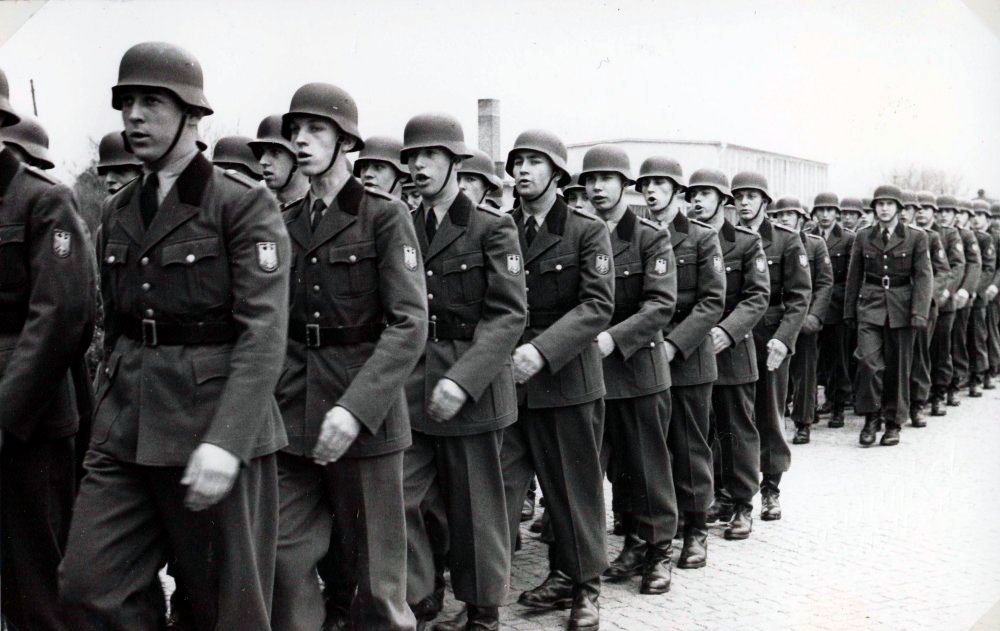 Bundesgrenzschutz (пограничники) ФРГ в послевоенном обмундировании. Каски весьма характерны - это стальхельмы из старых вермахтовских запасов