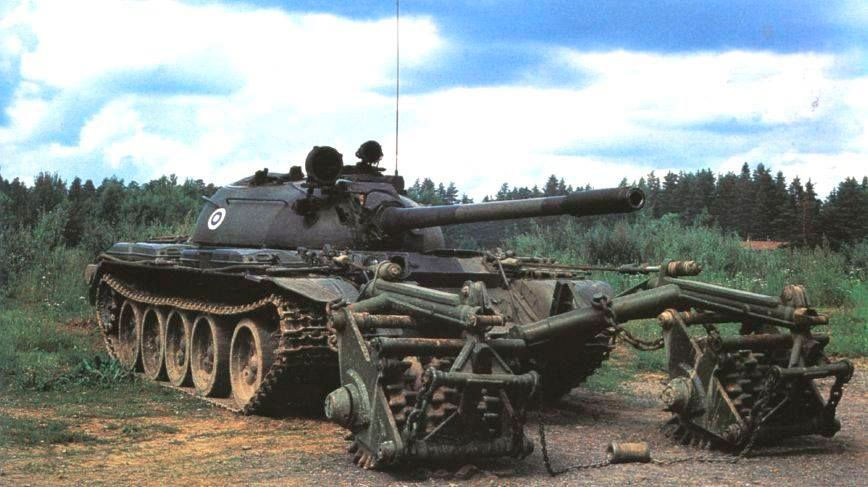 Танк Т-55 с колейным минным тралом КМТ-5