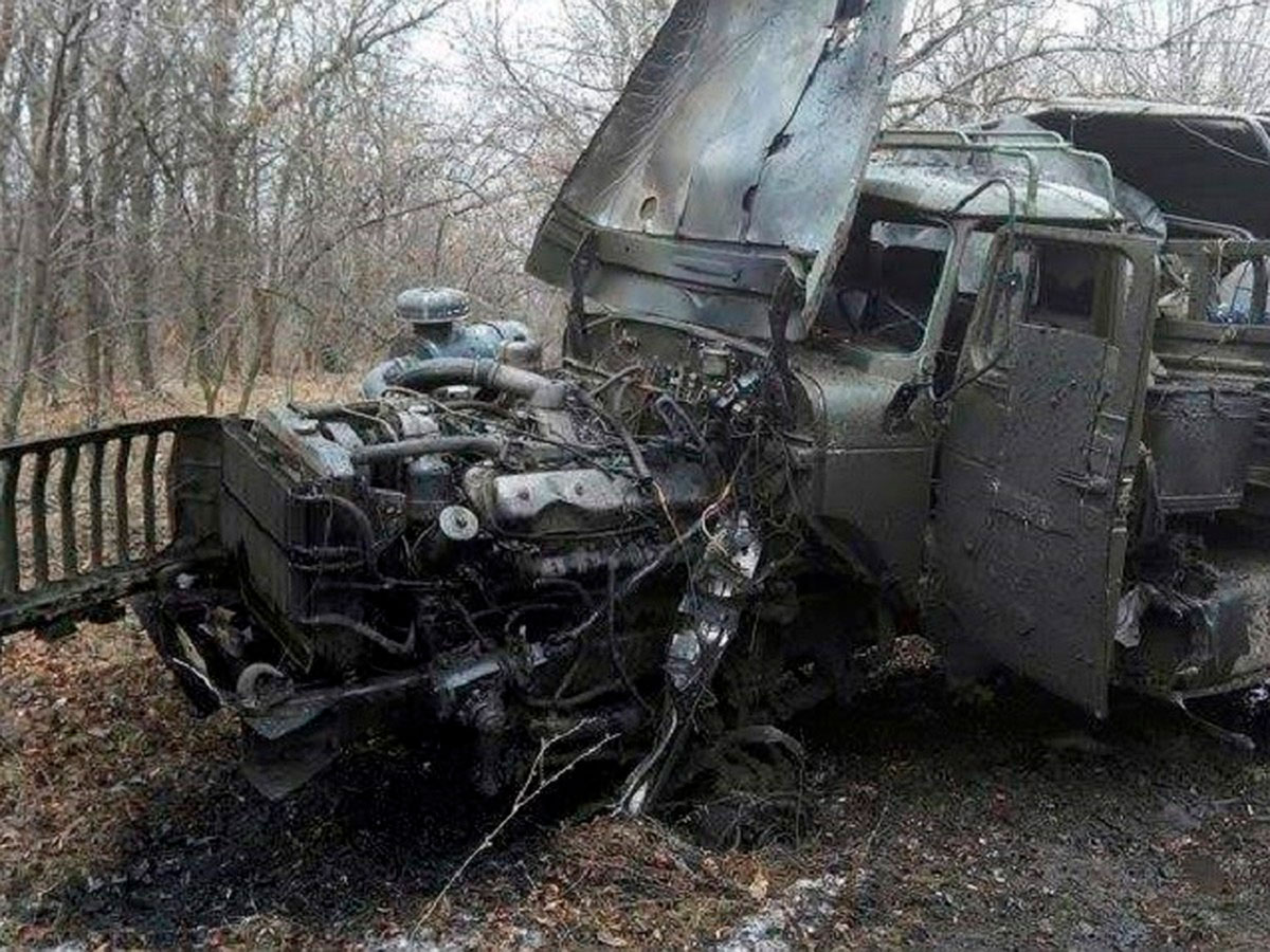 Армейский капотный «Урал» под колесом которого взорвалась мина
