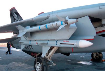 Ракеты «воздух-воздух»: AIM-9 (сверху) и AIM-7 (снизу)